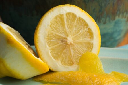 Nu mai arunca cojile de lămâie. 6 trucuri geniale cu care îți pot curăța și parfuma toată casa