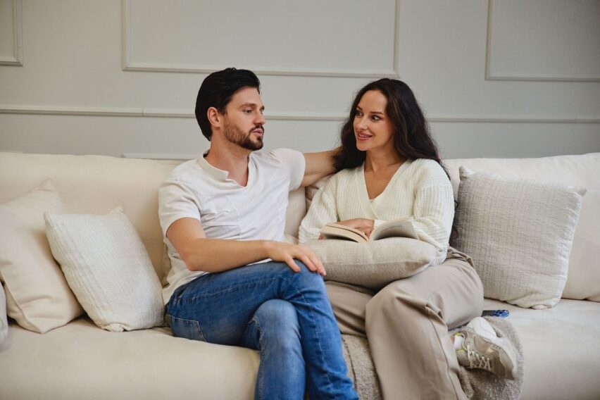Ce înseamnă când cineva evită contactul vizual în timpul unei conversații. Nu are neapărat legătură cu timiditatea sau minciuna