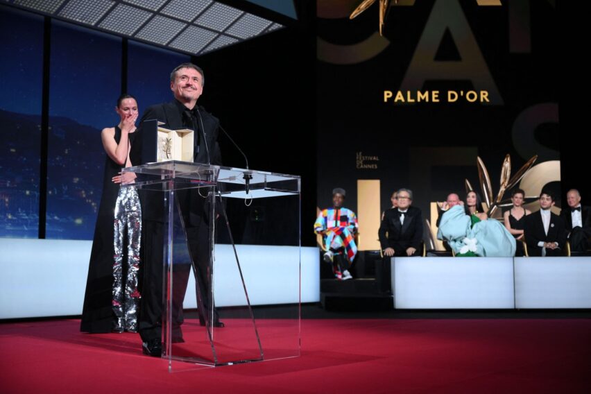 Cristian Mungiu, într-o situație neașteptată la Cannes. Gestul făcut de regizor a creat confuzie, mulți nu au înțeles reacția