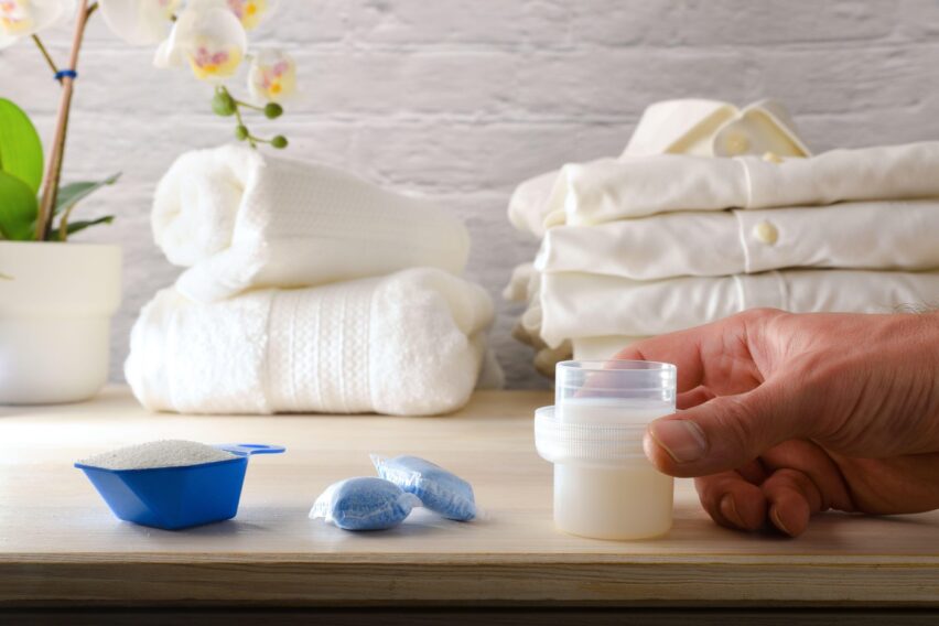 Când trebuie folosit detergentul lichid, pudră sau capsule? Diferențele importante pe care puțini le știu