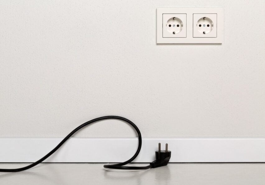 5 situații în care este important să scoți anumite electrocasnice din priză înainte să pleci de acasă. Regula simplă recomandată de experți
