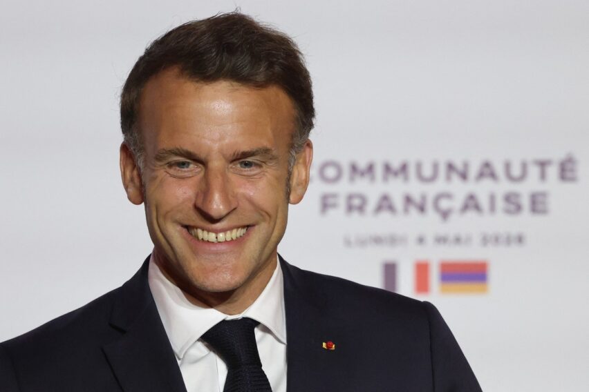 Emmanuel Macron a cântat în public și a surprins pe toată lumea. Ce spune despre un bărbat faptul că nu se teme să-și arate latura sensibilă