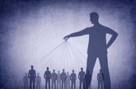 6 fraze folosite de oamenii manipulatori ca să te facă să te îndoiești de tine. Semne clare de gaslighting într-o relație