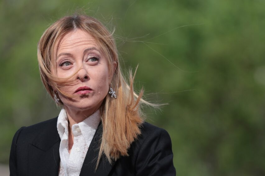 Ce transmite reacția Giorgiei Meloni după apariția imaginilor trucate. Semnul clar al femeilor care nu cedează în fața presiunii
