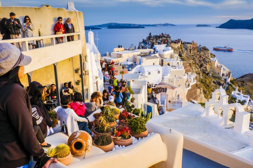 Grecia schimbă regulile pentru vacanțe. Insulele preferate de români vor limita cazările și numărul turiștilor