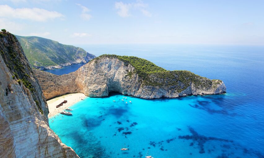 Ghid de vacanță Grecia 2026. Ce este interzis acum pe plaje și în stațiuni, regulile noi pe care trebuie să le știi înainte să pleci în concediu