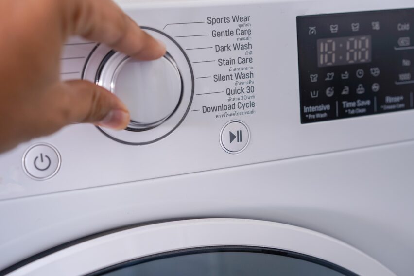 Programul rapid de 15 sau 30 de minute spală suficient hainele? Răspunsul specialiștilor surprinde
