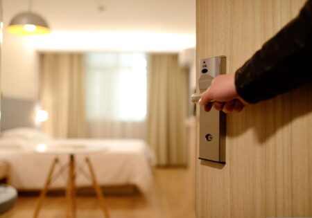 Greșeala pe care o fac aproape toți turiștii când ajung la hotel. De ce nu ar trebui să lași niciodată bagajul pe podea