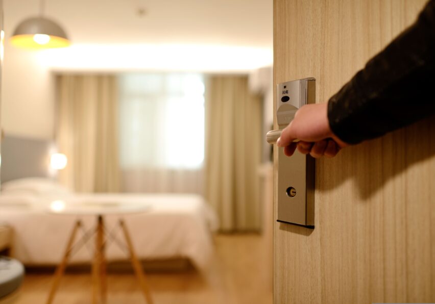Greșeala pe care o fac aproape toți turiștii când ajung la hotel. De ce nu ar trebui să lași niciodată bagajul pe podea