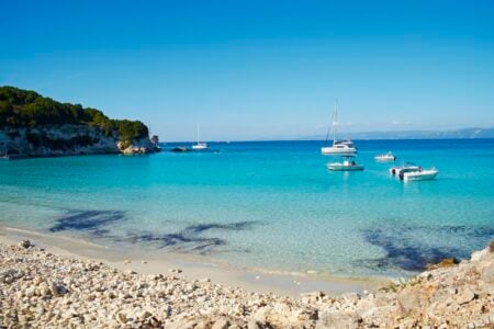 Puțini turiști au ajuns aici. Insula spectaculoasă din Grecia unde apa are cea mai intensă nuanță de albastru