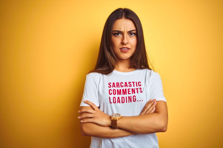 Ce înseamnă când o persoană răspunde mereu cu ironie și ce poți face pentru a contracara. Explicațiile specialiștilor în psihologie