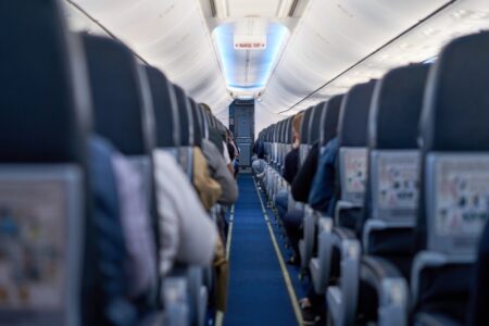 Locurile din avion pe care experții te sfătuiesc să le eviți. Îți pot transforma zborul într-o experiență obositoare