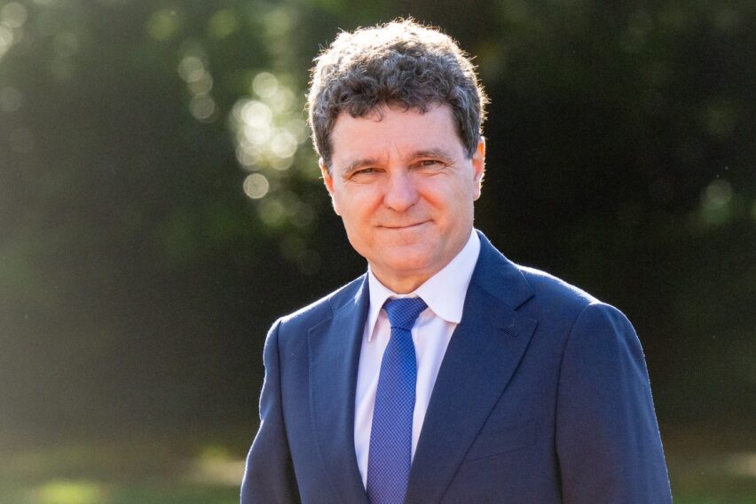 Ce fel de tată este Nicușor Dan. Gesturile fiului său au atras imediat atenția la evenimentul de la Romaero Băneasa