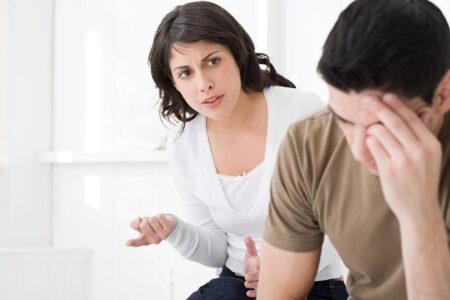 Semne că partenerul tău evită conflictele, dar acumulează frustrări în tăcere