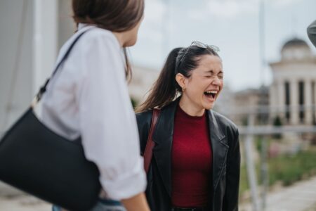 7 semne că o prietenie se apropie de final, chiar dacă nimeni nu spune asta cu voce tare