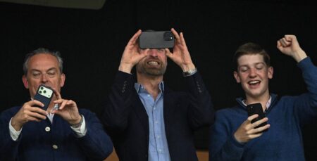Reacția Prințului William după ce a văzut ce apare pe telefonul său. Imaginile au atras atenția fanilor regali