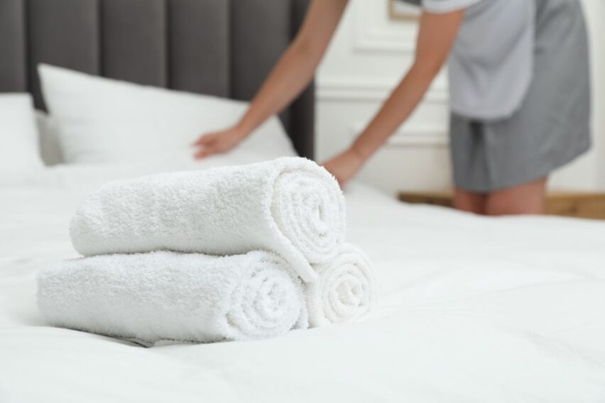 De ce se usucă prosoapele și devin aspre chiar după spălare. Trucul simplu folosit de hoteluri