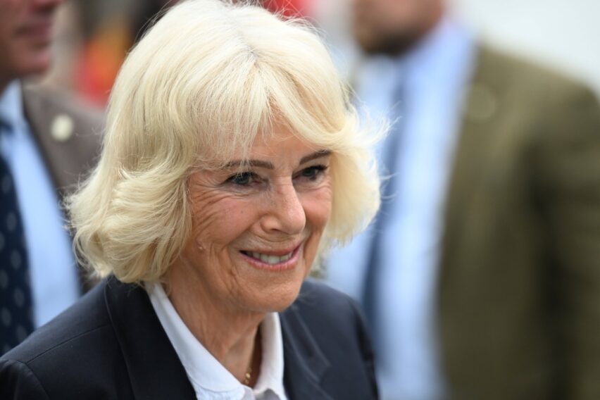 Regina Camilla i-a surprins pe toți după întoarcerea dintr-o vizită oficială. Gestul ei „surprinzător de normal” a devenit viral
