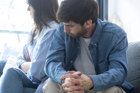 Semne subtile că partenerul tău nu mai este fericit în relație. Bărbații rareori o spun direct