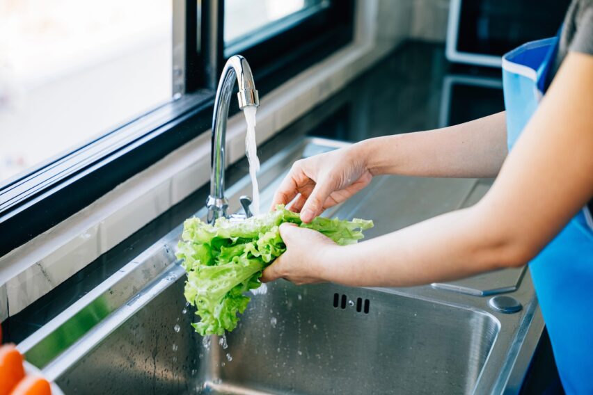 Cum se spală corect salata și alte verdețuri, ca să elimini pesticidele, bacteriile și murdăria. Greșeala pe care multe femei o fac fără să știe