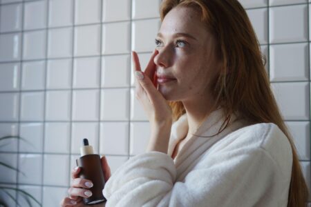 Semnul că rutina ta de skincare este prea agresivă pentru ten