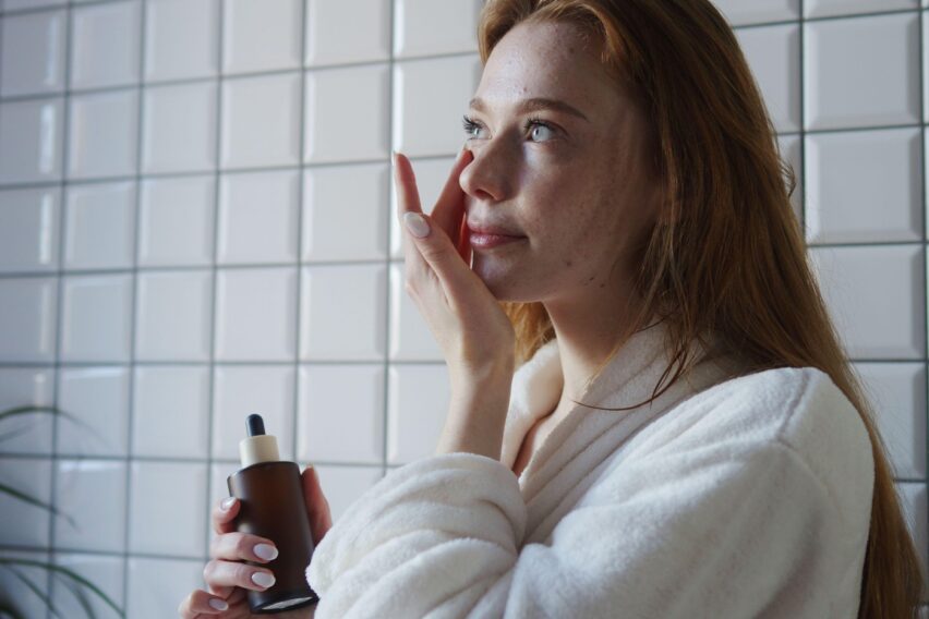 Semnul că rutina ta de skincare este prea agresivă pentru ten