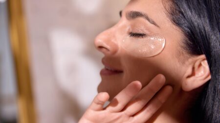 Semnul că folosești prea multe produse de skincare fără să îți dai seama