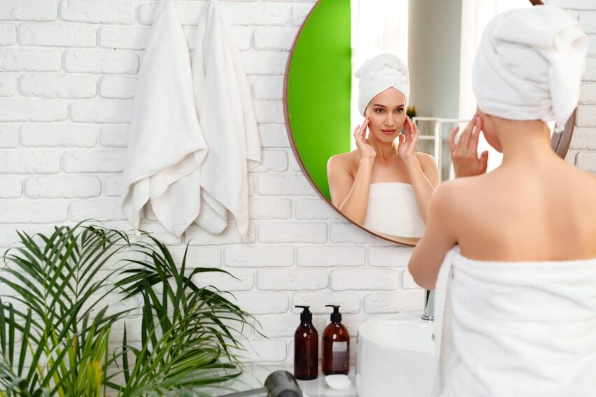 Skincare-ul ‘longevity’ schimbă complet rutina de frumusețe. Tendința care pune accent pe sănătatea pielii, nu doar pe anti-aging