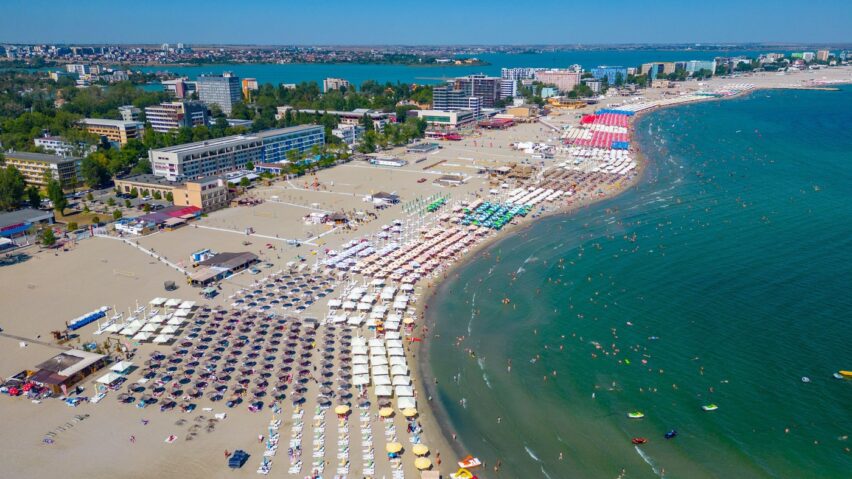 Stațiunea de pe litoralul românesc unde turiștii merg tot mai des pentru liniște și plaje curate
