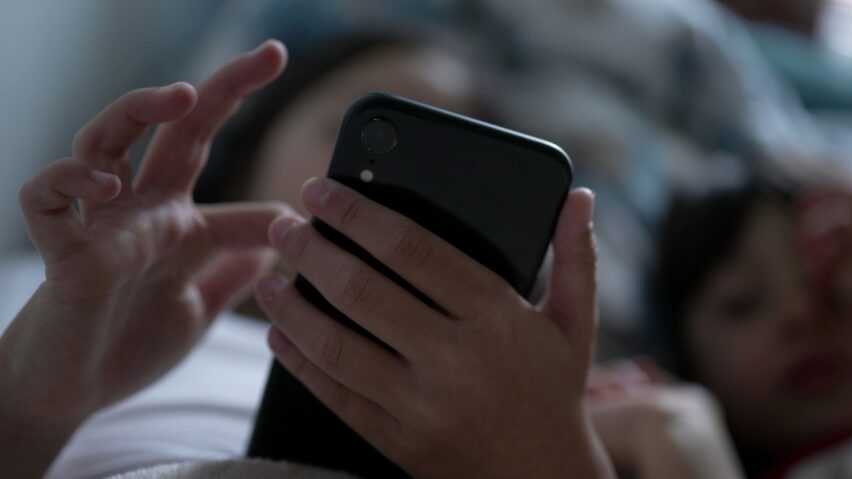 Este legal să verifici telefonul partenerului? Legea din România pe care mulți o încalcă fără să își dea seama