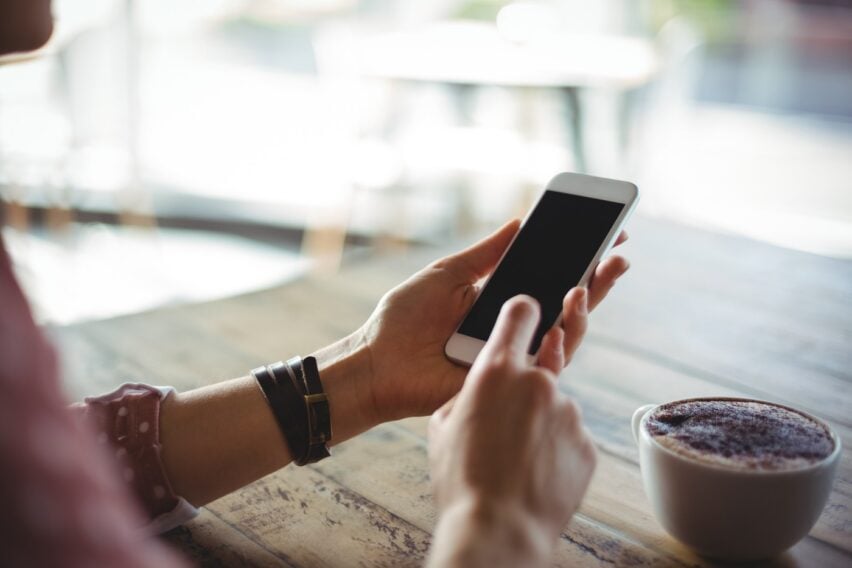 Îți verifici telefonul la câteva minute? Ce spune asta despre tine, psihologii explică mecanismul din spatele acestui obicei