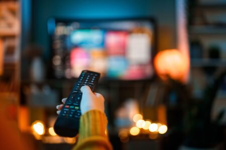 De ce unele persoane păstrează mereu televizorul pornit în fundal. Explicațiile psihologilor