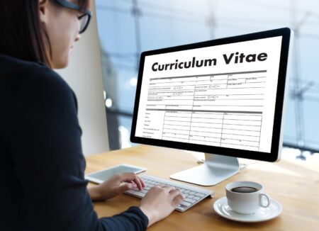 Cum arată un CV bun în 2026. Ce trebuie să scrii, ce să scoți și cum îl adaptezi ca să ajungi la interviu