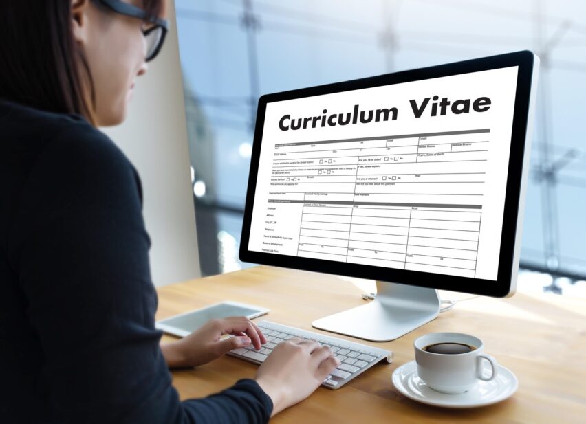 Cum arată un CV bun în 2026. Ce trebuie să scrii, ce să scoți și cum îl adaptezi ca să ajungi la interviu