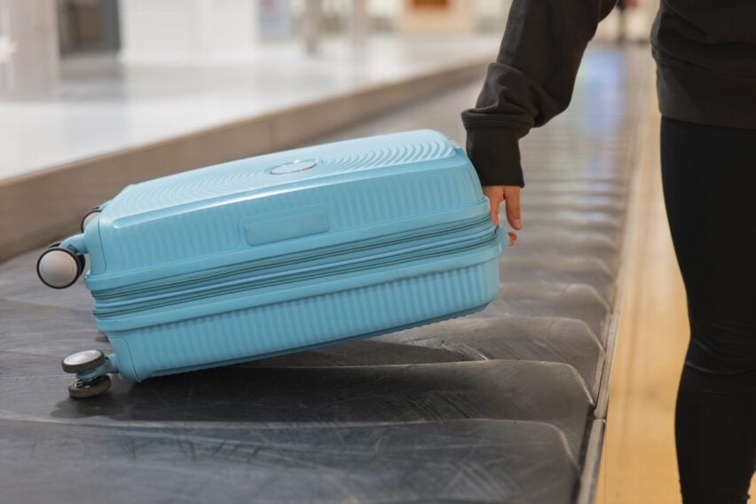 Angajații din aeroporturi avertizează: nu lega niciodată o panglică de bagaj. Ce probleme pot apărea după check-in