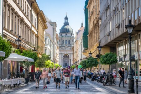 Orașul european aflat la mai puțin de două ore de România care devine tot mai popular în această vară