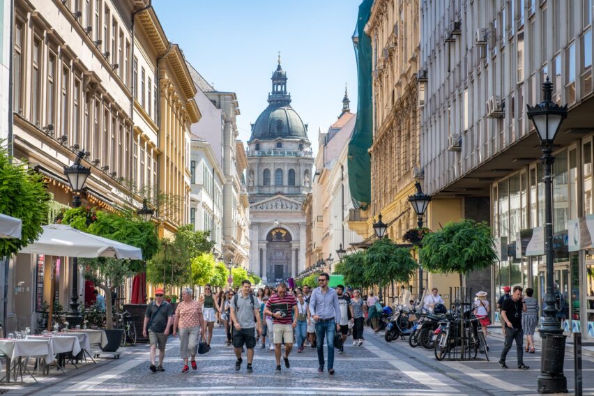 Orașul european aflat la mai puțin de două ore de România care devine tot mai popular în această vară