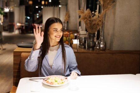 Preferi mereu același loc la restaurant sau în avion? Ce spune asta despre tine, nu e un simplu gest inconștient