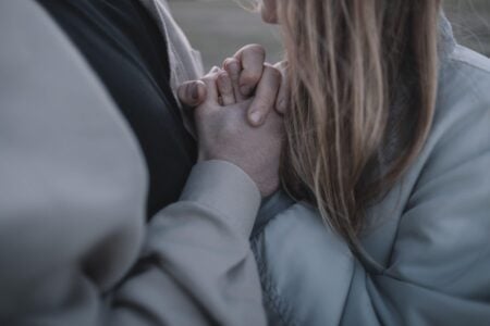 Obiceiul de seară care apropie cuplurile mai mult decât cinele romantice. Ritualul simplu recomandat de terapeuți