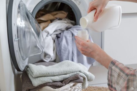 Tot mai multe femei renunță la detergentul din comerț. Cum îți poți prepara acasă propria variantă