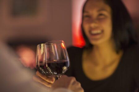 Cuplurile în care ea este mai mare decât el sunt tot mai frecvente. Când poate deveni diferența de vârstă o problemă