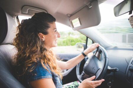 Cât plătești dacă te prinde radarul cu 20, 30 sau 50 km/h peste limită. Tabelul amenzilor pe care trebuie să îl știe femeile care conduc