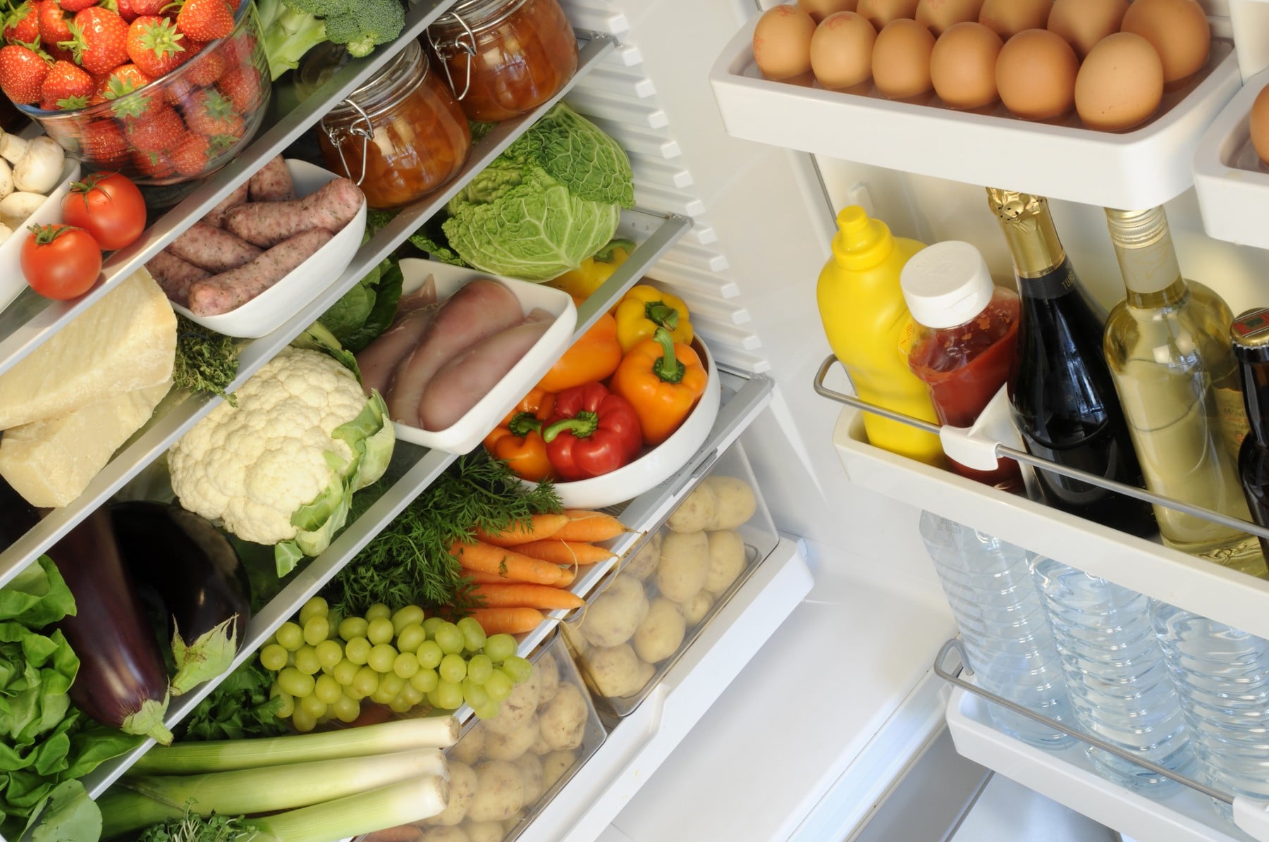 Locul din frigider unde anumite alimente rezistă mai puțin decât crezi