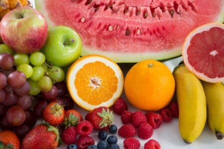 Fructele preferate ale verii pot ascunde urme de pesticide. Cum le cureți corect înainte de consum