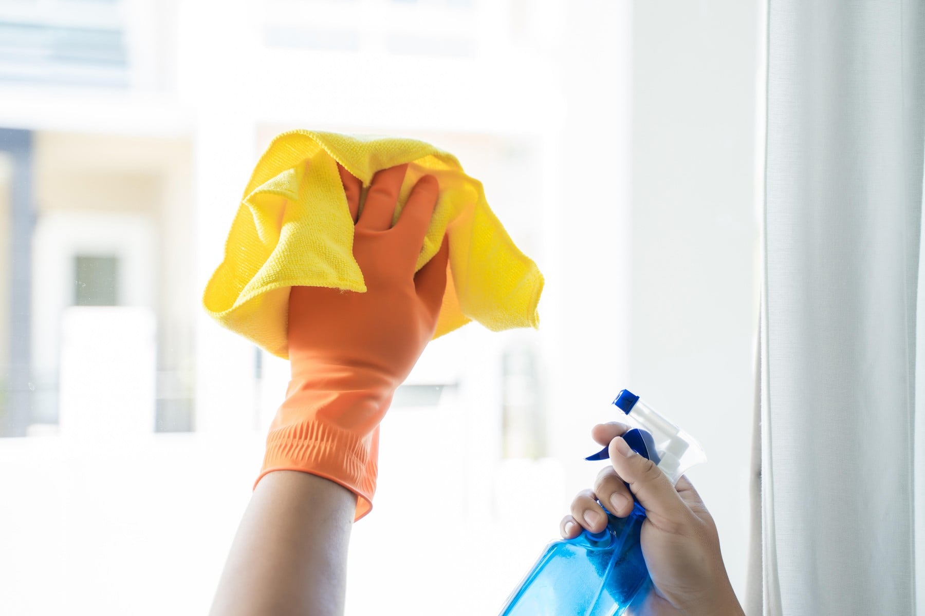 Trucul cu detergent de vase pe care îl folosesc profesioniștii pentru geamuri impecabile, fără urme