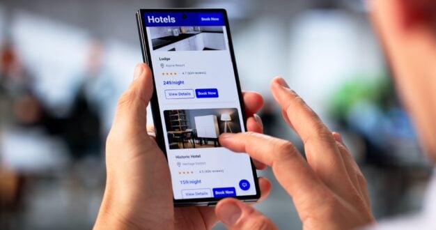 Greșelile pe care mulți turiști le fac când rezervă un hotel. Experții spun că pot costa mai mult decât crezi
