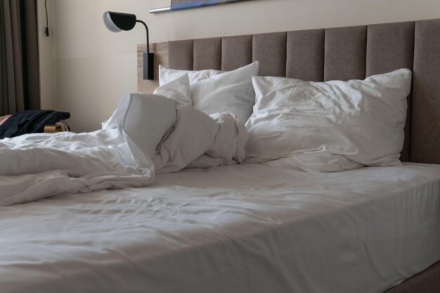 Trucul folosit de hoteluri pentru a păstra cearșafurile răcoroase în nopțile caniculare. Secretul care te poate ajuta să dormi mai bine vara