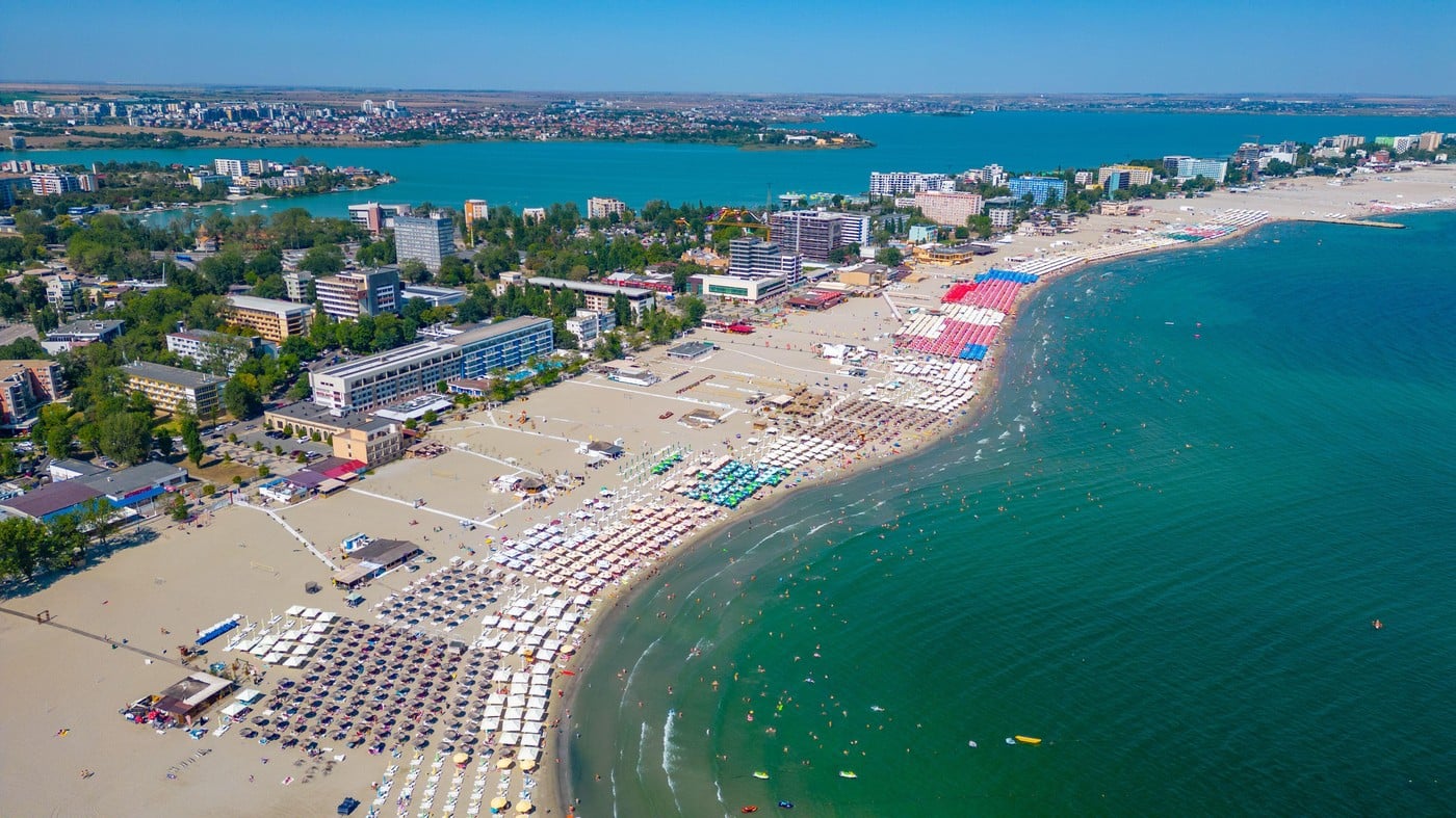 Tot mai mulți turiști români aleg vacanțele în timpul săptămânii, în 2026. Cât poți economisi dacă eviți weekendul