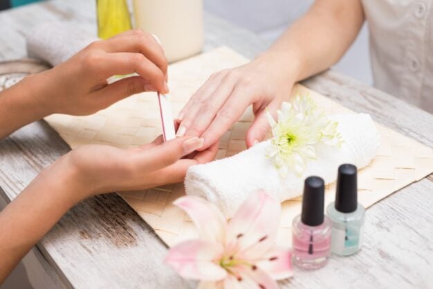 Manichiura delicată care cucerește vara 2026. De ce „Rose Water Nails” este noua obsesie în beauty