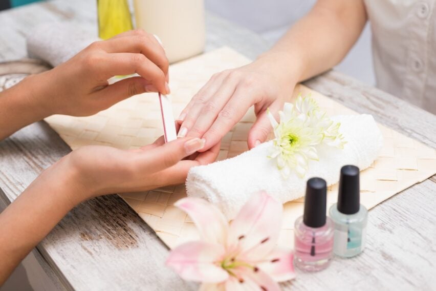 Manichiura delicată care cucerește vara 2026. De ce „Rose Water Nails” este noua obsesie în beauty
